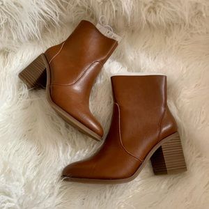 New with tags size 6.5 ankle boots.